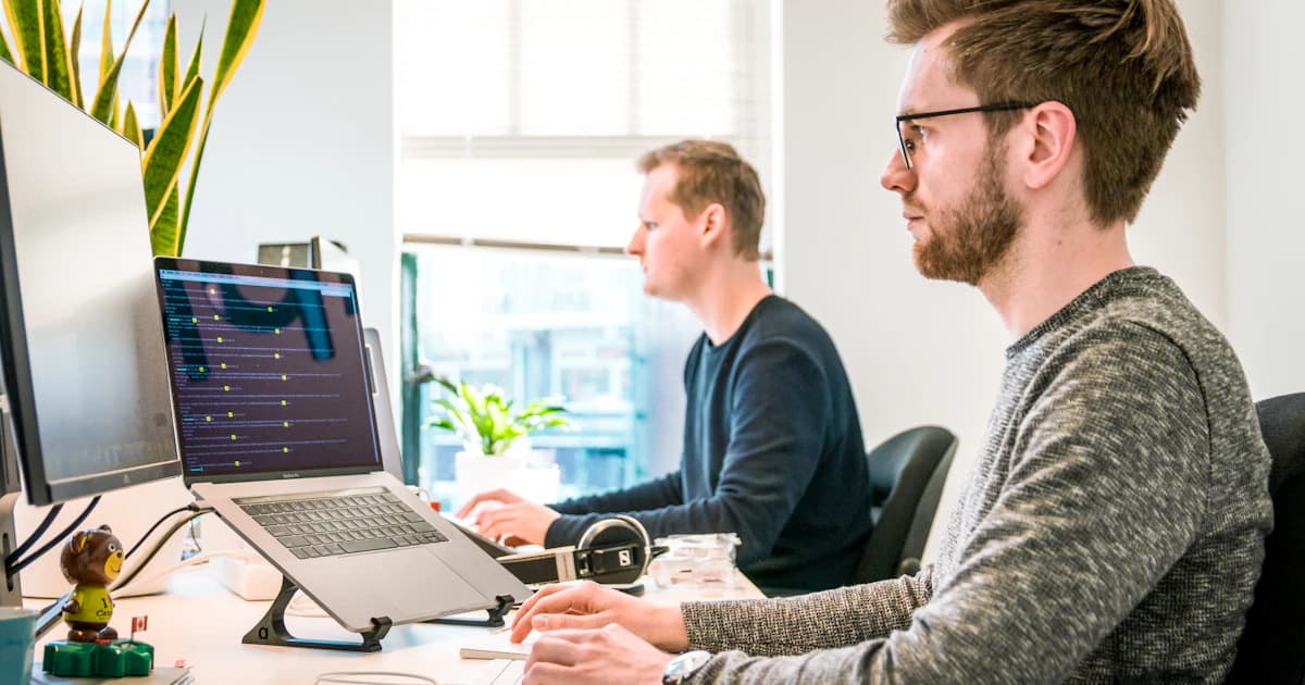 Equipo trabajando con tecnologia en oficina moderna